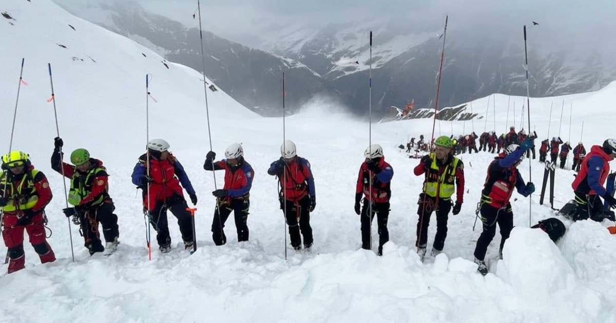 A deadly South Tyrol avalanche kills 2 skiers, trapping 25 near the Austria border