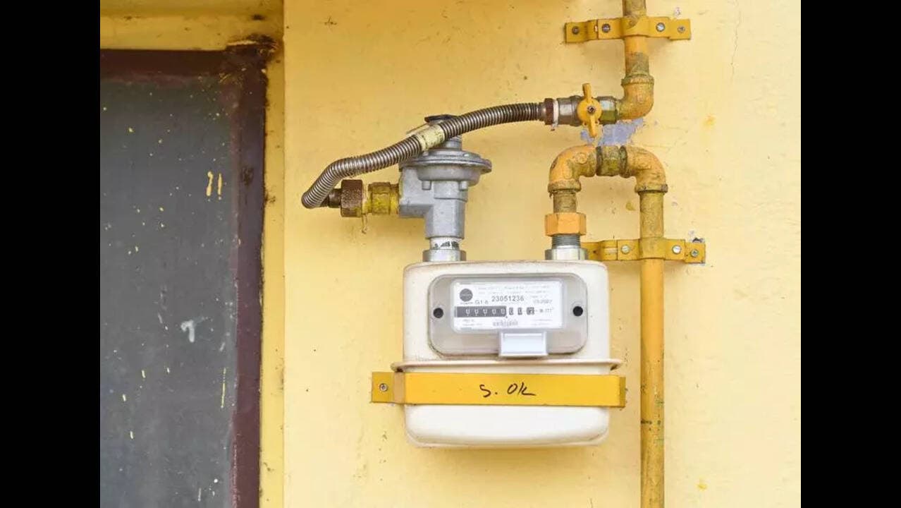 Co-op dept to push over 6,000 housing societies in Pune to switch all residents to PNG amid LPG supply disruptions