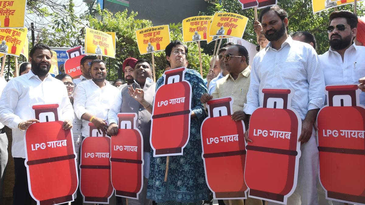 AAP protests against LPG crunch; BJP says Oppn. playing politics