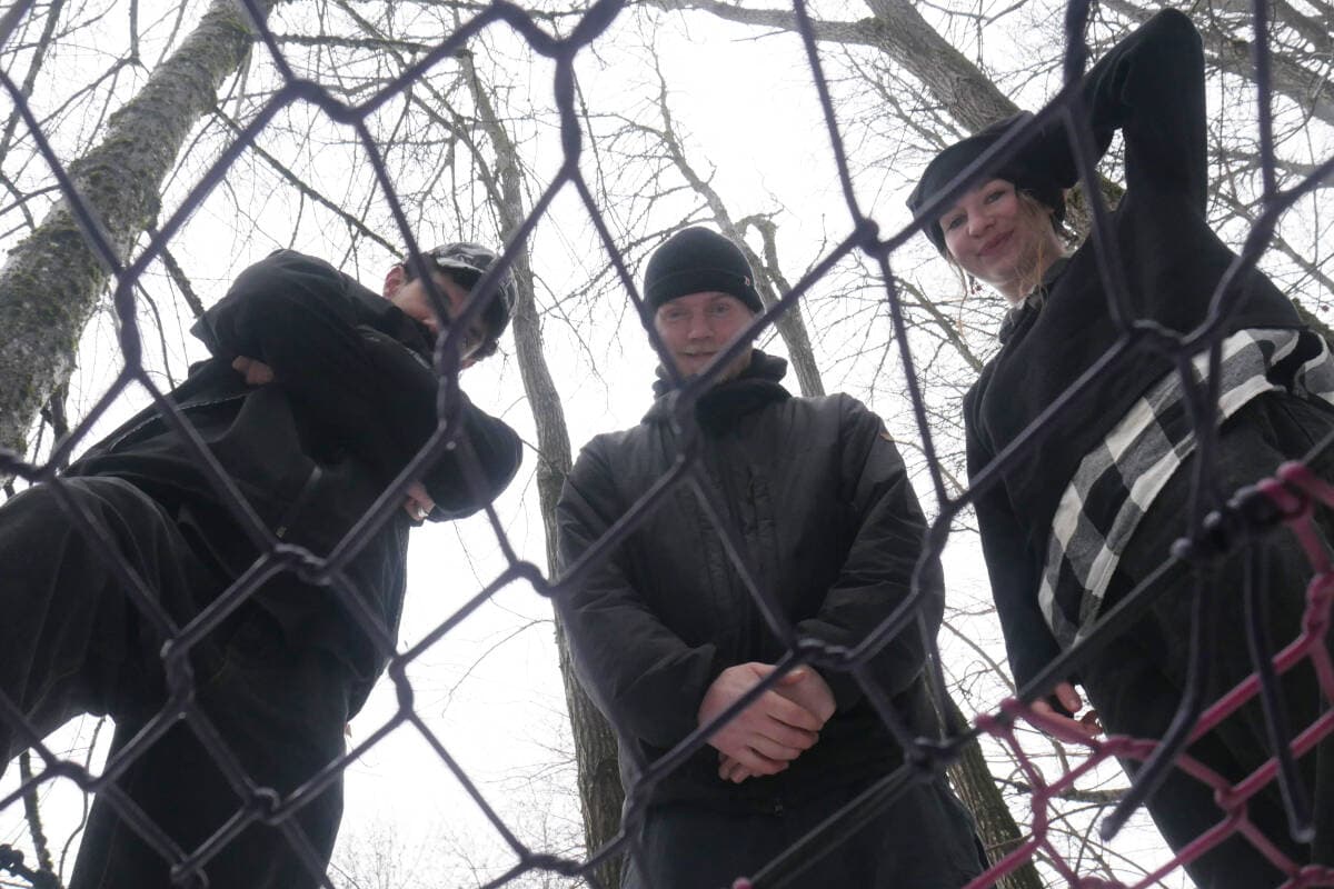 Revelstoke entrepreneur stringing new public tree hammocks in greenbelt